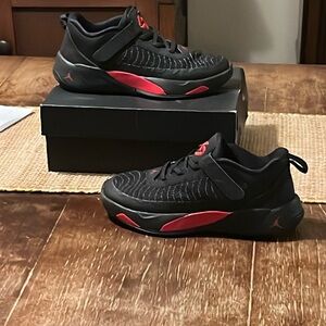 Jordan Luka 1 university red size 2.5 in boys